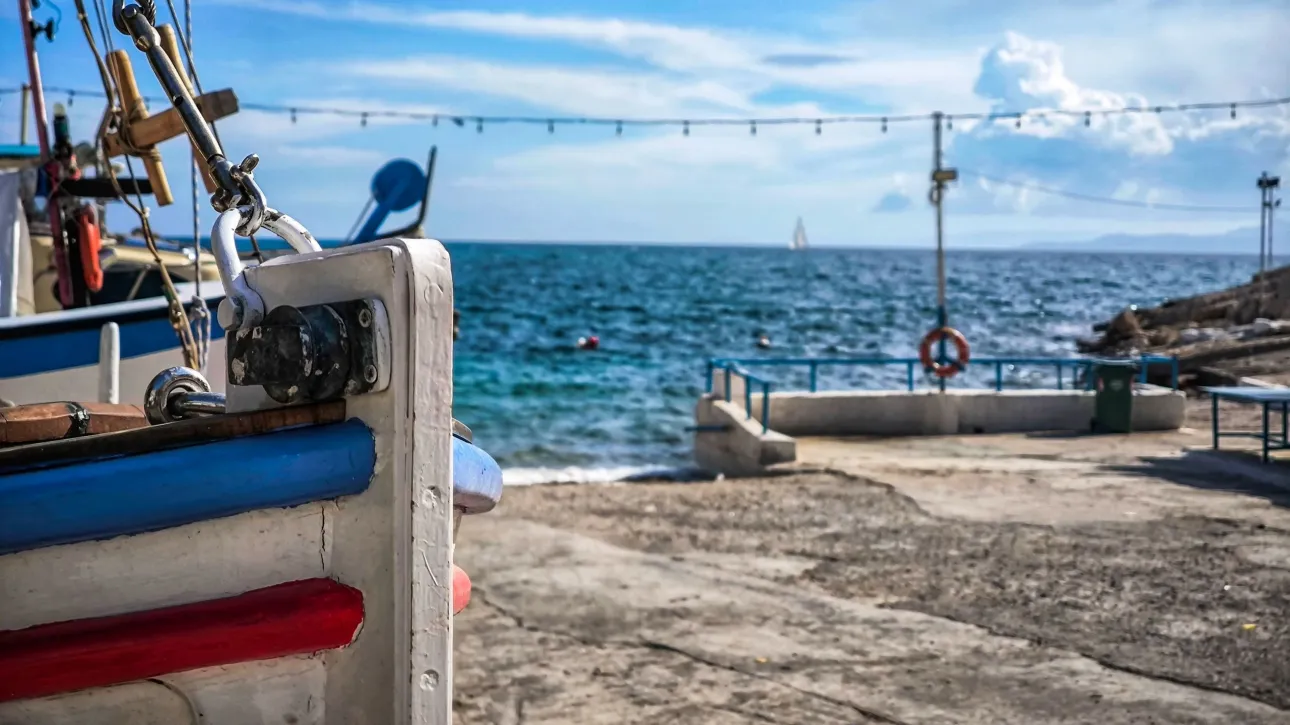 الطقس صافٍ مع ظهور بعض السحب و انخفاض طفيف في درجات الحرارة