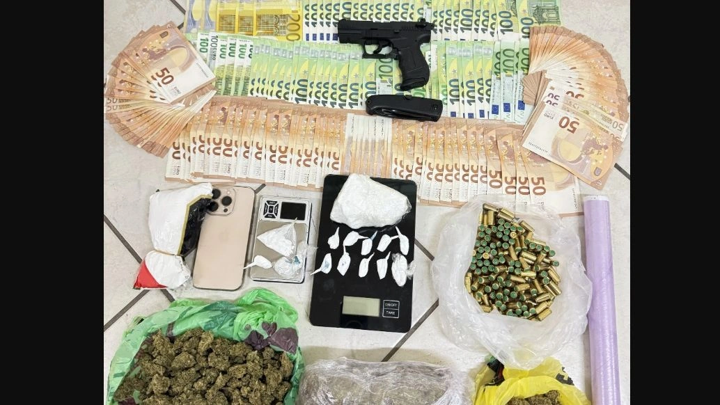 سالونيكي: إلقاء القبض على رجل يبلغ من العمر ٣٣ عامًا بتهمة الاتجار بالمخدرات - آلاف اليورو و الأسلحة في منزله