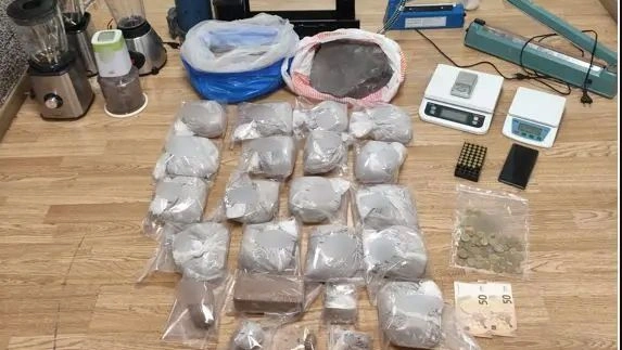 أتيكا: رجل يبلغ من العمر ٣٢ عامًا مقيدًا بالأصفاد بتهمة الاتجار بالمخدرات - عُثر بحوزته على ٩ كيلوغرامات من الهيروين