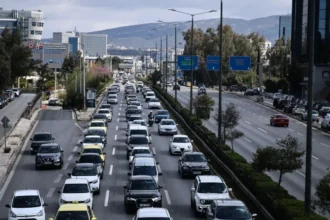 ازدحام علي طريق أتيكا بسبب حادث مروري و تأخير لمدة ٢٠ دقيقة - ازدحام مروري أيضًا في كيفيسوس