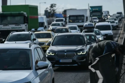 حركة المرور الآن: ازدحام في شارع كيفيسو و سكارامانجاس و بطيء في مركز العاصمه
