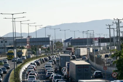 ازدحام في حركة المرور في كيفيسوس و كيفيسياس - تأخيرات لأكثر من ٣٠ دقيقة على أتيكي أودوس