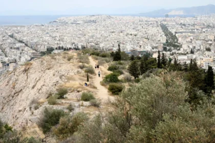 الطقس صافٍ في أغلب أنحاء البلاد و درجة الحرارة تصل الي ٢٦ درجة في اتيكا