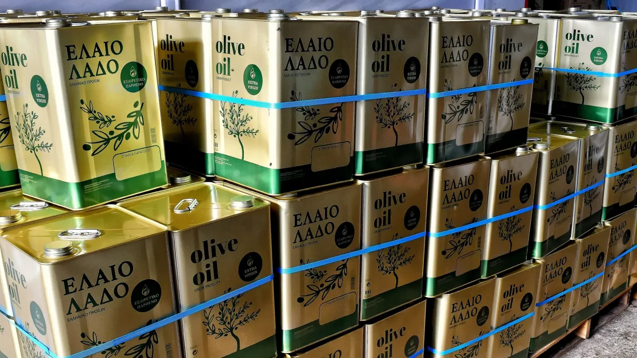 اعتقال شخصين في كاماتيرو للاتجار بزيت الزيتون من مصدر مشكوك فيه
