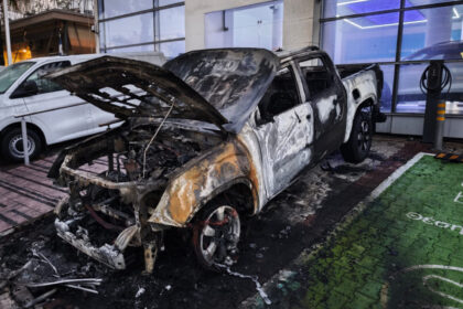 حريق متعمد في معرض سيارات في نيا خالكيدونا - ٥ سيارات محترقة بالكامل