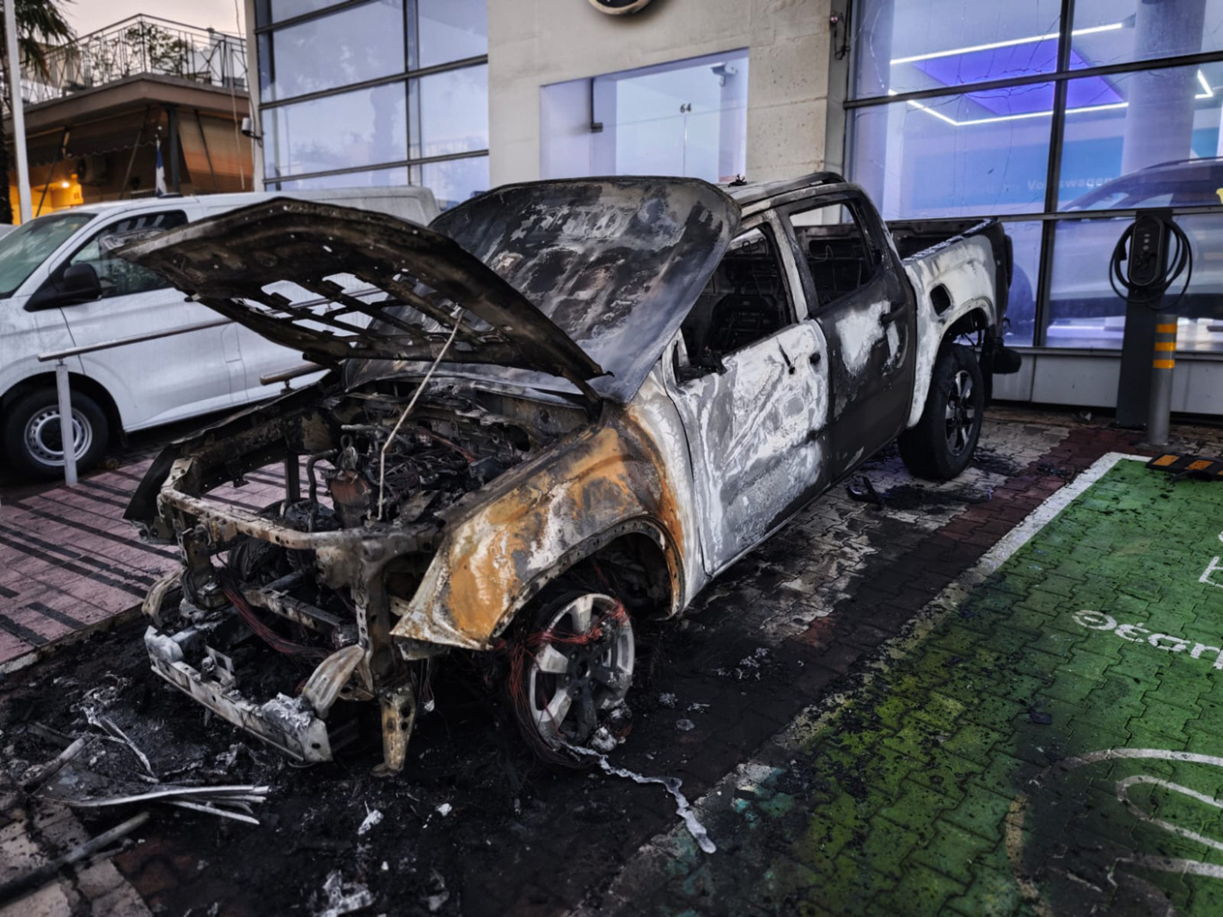 حريق متعمد في معرض سيارات في نيا خالكيدونا - ٥ سيارات محترقة بالكامل