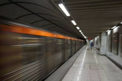 أثينا تزدحم بالمترو: زيادة هائلة في عدد الركاب بأكثر من ١٣% في العامين الماضيين