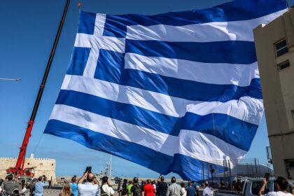 رفع علم بمساحة ١٤٤٠ متراً مربعاً في جزيرة كريت