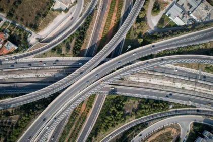 ألقى ضباط شرطة إدارة المرور على طريق أتيكا القبض على سائق يبلغ من العمر 56 عامًا بعد ظهر يوم الجمعة (7/11) كان يقود سيارته في الاتجاه المعاكس على الطريق السريع، بالقرب من كوروبي، لمسافة تزيد عن 1.5 كيلومتر، مما خلق خطرًا جديًا للتسبب في حادث مروري. لكن هذا لم يكن كل شيء فقد تبيّن أيضًا أن رخصة قيادته قد سُحبت في 20 أكتوبر 2025 لمدة 30 يومًا من قِبل ضباط شرطة، من إدارة مرور أتيكا، لاستخدامه هاتفًا محمولًا بشكل غير قانوني و بسبب تكراره، فُرضت عليه غرامة إدارية جديدة قدرها 1225 يورو، و سحبت منه رخصة القيادة لمدة 395 يومًا و أُحيل الموقوف إلى النيابة العامة المختصة.