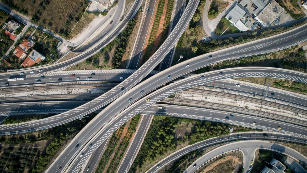 ألقى ضباط شرطة إدارة المرور على طريق أتيكا القبض على سائق يبلغ من العمر 56 عامًا بعد ظهر يوم الجمعة (7/11) كان يقود سيارته في الاتجاه المعاكس على الطريق السريع، بالقرب من كوروبي، لمسافة تزيد عن 1.5 كيلومتر، مما خلق خطرًا جديًا للتسبب في حادث مروري. لكن هذا لم يكن كل شيء فقد تبيّن أيضًا أن رخصة قيادته قد سُحبت في 20 أكتوبر 2025 لمدة 30 يومًا من قِبل ضباط شرطة، من إدارة مرور أتيكا، لاستخدامه هاتفًا محمولًا بشكل غير قانوني و بسبب تكراره، فُرضت عليه غرامة إدارية جديدة قدرها 1225 يورو، و سحبت منه رخصة القيادة لمدة 395 يومًا و أُحيل الموقوف إلى النيابة العامة المختصة.