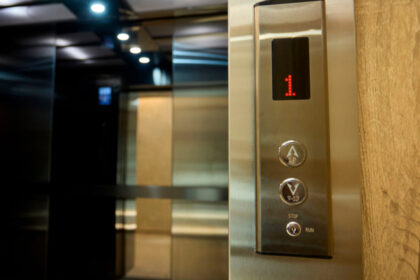 لاريسا: أصيبت امرأة بجروح بعد سقوطها من الطابق الثالث في مبنى سكني في المصعد