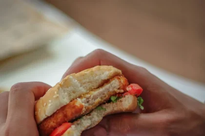 شاب يبلغ من العمر ٢٢ عامًا تم إدخاله إلى وحدة العناية المركزة بعد المراهنة - ابتلع برجرًا لم يمضغه