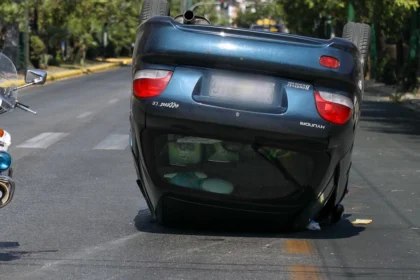 انقلاب سيارة في سالونيكي - إصابة شخصين
