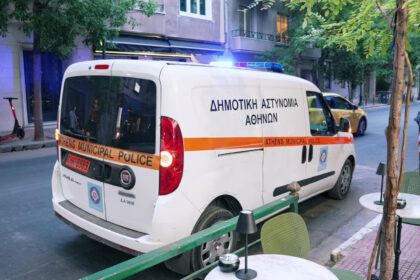 إغلاق ١٣ متجرًا لمدة تصل إلى ١٠ أيام بسبب احتلالها التعسفي للمساحة العامة في بلدية أثينا