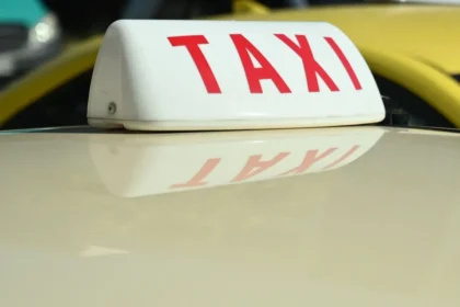 هجوم عنيف من قبل رجل يبلغ من العمر ٣٤ عامًا على سائق سيارة أجرة في بيرايوس: شتمه و سرقه و ضربه