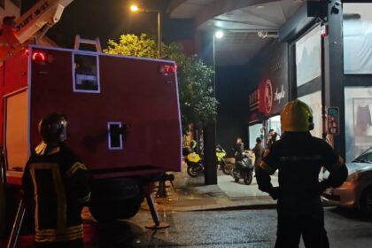 سقوط رجل يبلغ من العمر ٤٤ عامًا من الطابق الرابع في مبنى سكني في كيراميكوس