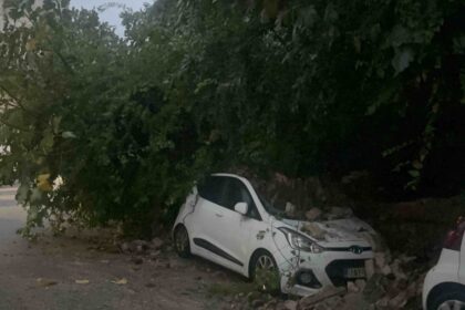 تضرب مدينة كورفو منذ ظهر اليوم موجة من سوء الأحوال الجوية مصحوبة برياح عاتية وأمطار غزيرة . في وسط المدينة، اقتُلعت شجرة عمرها قرون، وانهار جزء من جدار حصين قديم، مما أدى إلى سحق ثلاث سيارات في شارع ستيفانو بادوفا . وتعمل فرق الإطفاء والحماية المدنية التابعة للبلدية حاليًا في موقع الحادث . يقول سكان المنطقة إن الحادث كان متوقعًا، إذ إن الجدار قائم منذ فترة طويلة. وقد اجتاحت الفيضانات الطرق المحيطة بالمدينة بالقرب من المطار والميناء. كما سُجِّلت أمطار غزيرة في شمال كورفو. مشاكل في لاكونيا تسبب سوء الأحوال الجوية أيضًا في مشاكل في لاكونيا، حيث غمرت السيول والجداول المتدفقة منطقة مولاي الأوسع. ووفقًا لموقع notospress.gr، فاضت السيول في سهل مولاي، مما أدى إلى غمر المياه أجزاءً من الطريق الوطني مولاي - سيكيا. عند جسر ميتامورفوسي، وصل منسوب المياه إلى ارتفاع الطريق، بينما كانت آليات بلدية مونيمفاسيا تزيل الأنقاض. ووفقًا للمصادر نفسها، تدفقت كميات كبيرة من المياه من غاغانيا إلى مولاوي. في المنطقة الواقعة بين مولاوي ونياتاي، جرفت المياه سيارة ونجا سائقها. تسببت الأمطار في فيضانات في المحاصيل، بينما بلغ منسوب الأمطار في أبيديا 79.2 ملم.