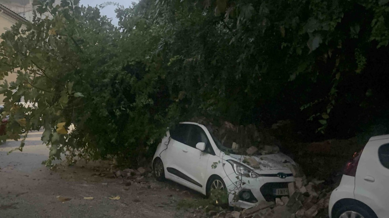 تضرب مدينة كورفو منذ ظهر اليوم موجة من سوء الأحوال الجوية مصحوبة برياح عاتية وأمطار غزيرة . في وسط المدينة، اقتُلعت شجرة عمرها قرون، وانهار جزء من جدار حصين قديم، مما أدى إلى سحق ثلاث سيارات في شارع ستيفانو بادوفا . وتعمل فرق الإطفاء والحماية المدنية التابعة للبلدية حاليًا في موقع الحادث . يقول سكان المنطقة إن الحادث كان متوقعًا، إذ إن الجدار قائم منذ فترة طويلة. وقد اجتاحت الفيضانات الطرق المحيطة بالمدينة بالقرب من المطار والميناء. كما سُجِّلت أمطار غزيرة في شمال كورفو. مشاكل في لاكونيا تسبب سوء الأحوال الجوية أيضًا في مشاكل في لاكونيا، حيث غمرت السيول والجداول المتدفقة منطقة مولاي الأوسع. ووفقًا لموقع notospress.gr، فاضت السيول في سهل مولاي، مما أدى إلى غمر المياه أجزاءً من الطريق الوطني مولاي - سيكيا. عند جسر ميتامورفوسي، وصل منسوب المياه إلى ارتفاع الطريق، بينما كانت آليات بلدية مونيمفاسيا تزيل الأنقاض. ووفقًا للمصادر نفسها، تدفقت كميات كبيرة من المياه من غاغانيا إلى مولاوي. في المنطقة الواقعة بين مولاوي ونياتاي، جرفت المياه سيارة ونجا سائقها. تسببت الأمطار في فيضانات في المحاصيل، بينما بلغ منسوب الأمطار في أبيديا 79.2 ملم.