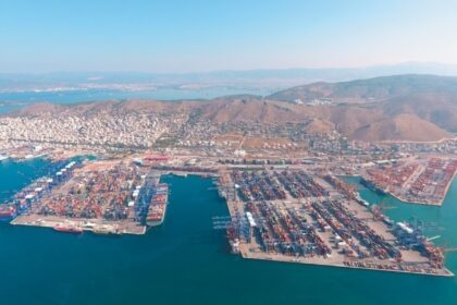 رجل يبلغ من العمر ٤٨ عامًا سقط في البحر في ميناء بيرايوس - تم إنقاذه بواسطة حارس الميناء