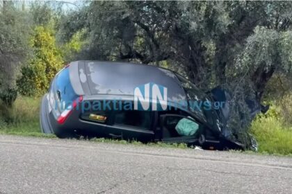 انحراف سيارة عن مسارها و اصطدامها بشجرة في نافباكتوس