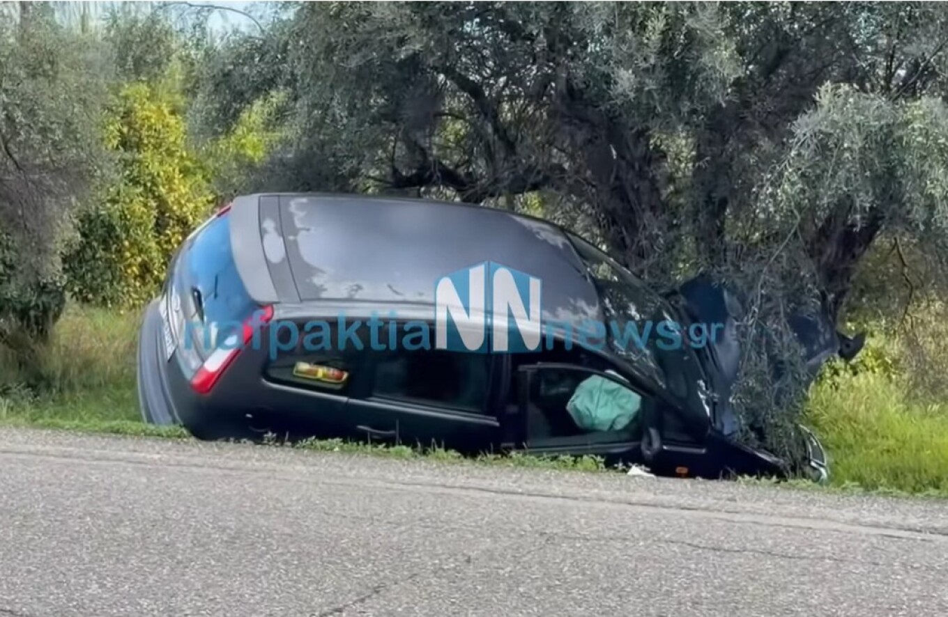 انحراف سيارة عن مسارها و اصطدامها بشجرة في نافباكتوس