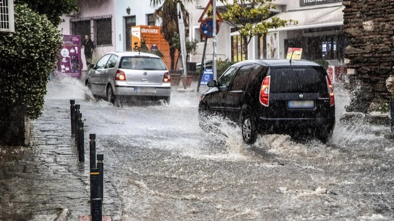 الطقس: أمطار غزيرة و عواصف في غرب اليونان و درجات الحراره تصل الي ٢٥ درجة في اتيكا