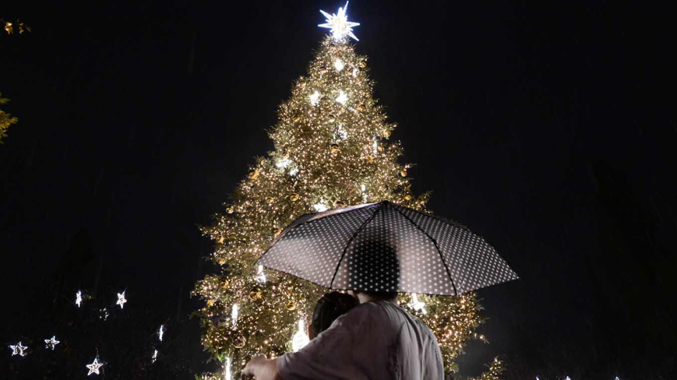 تم إضاءة شجرة عيد الميلاد في ساحة سينتاغما تحت المطر