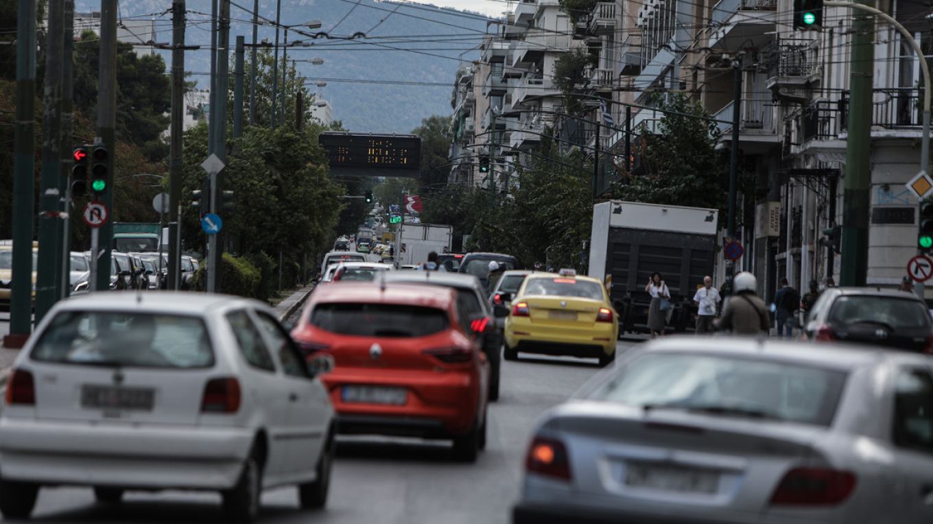 حركة المرور على الطرق: اختناقات مرورية في كيفيسوس و سكارامانجاس و مركز العاصمه - تأخيرات أيضًا في أتيكي أودوس