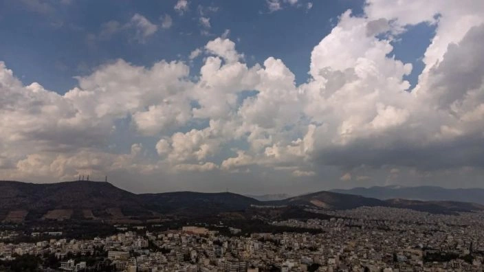 الطقس صافٍ مع وجود غيوم متفرقة و انخفاض درجات الحراره في الجنوب