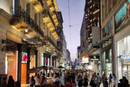 تفتح المتاجر و محلات السوبر ماركت أبوابها في آخر يوم أحد من السنة