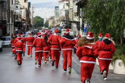 موكب سانتا في أثينا: أكثر من ١٠٠٠ شخص يرتدون زي سانتا يتدفقون على وسط أثينا