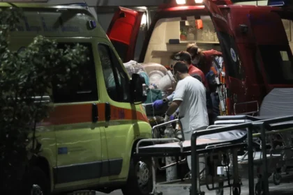 مأساة في خالكيديكي: وفاة طفل يبلغ من العمر سبع سنوات في حادث تصادم وجهاً لوجه مع شاحنة