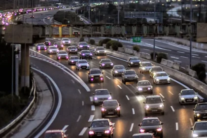 مغادرة أثينا خلال فترة أعياد الميلاد: أكثر من ٦٥ ألف مركبة غادرت أثينا - بزيادة قدرها ٢٢.٧% مقارنة بعام ٢٠٢٤