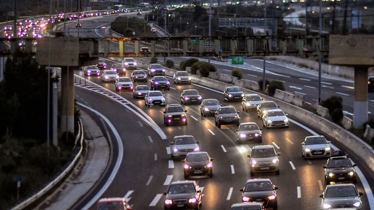مغادرة أثينا خلال فترة أعياد الميلاد: أكثر من ٦٥ ألف مركبة غادرت أثينا - بزيادة قدرها ٢٢.٧% مقارنة بعام ٢٠٢٤