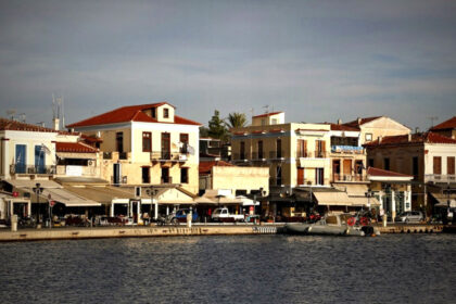 تسبب تضرر خط أنابيب المياه البحري في جزيرة إيجينا و عمليات الحفر في تعطيل إمدادات المياه في الجزيرة