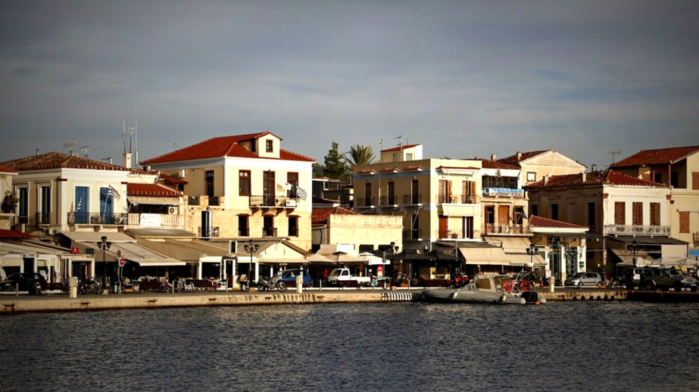 تسبب تضرر خط أنابيب المياه البحري في جزيرة إيجينا و عمليات الحفر في تعطيل إمدادات المياه في الجزيرة