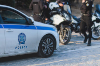 القبض على ثلاثة مراهقين يبلغون من العمر ١٥ عامًا بتهمة سرقة رجل يبلغ من العمر ٥٩ عامًا في مدينة أخارنيس