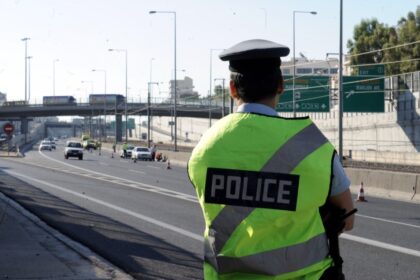 اصطدام سيارة بشاحنة على طريق أتيكي أودوس بالقرب من كانتزا - ازدحلم في حركة المرور المتجهة نحو المطار