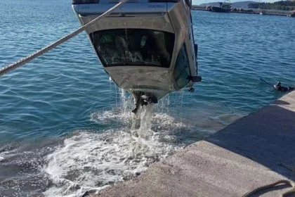 سيارة تصطدم بميناء كالاماتا - سائقها البالغ من العمر ٨٦ عامًا ينجو