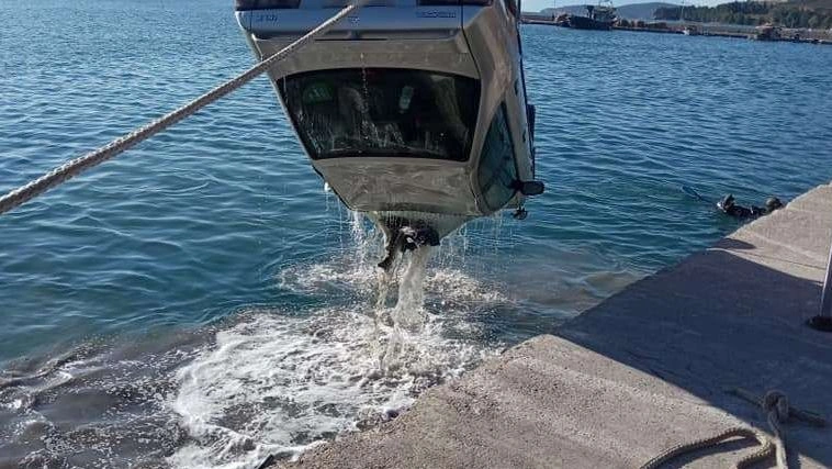 سيارة تصطدم بميناء كالاماتا - سائقها البالغ من العمر ٨٦ عامًا ينجو