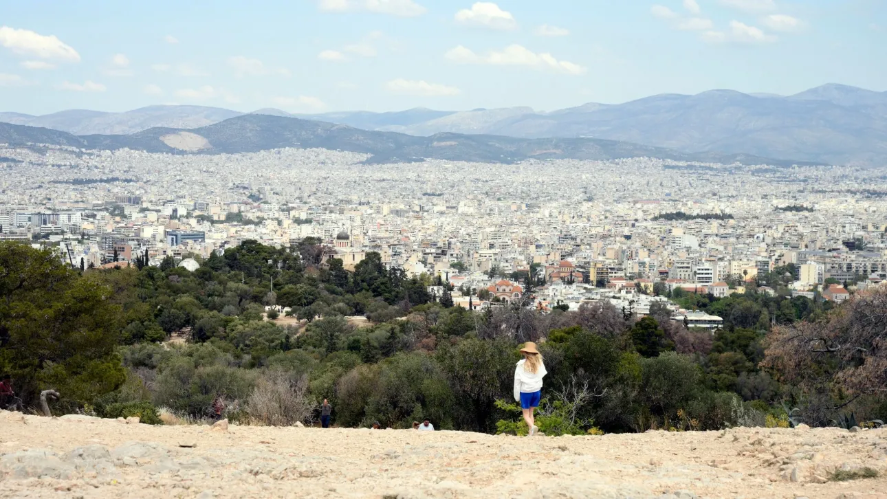 الطقس: مشمس في الشرق، غائم في الغرب - درجة الحرارة تصل إلى ١٩ درجة مئوية في اتيكا