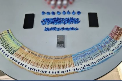 رجل يبلغ من العمر ٤١ عاماً مكبل اليدين بتهمة حيازة كميات صغيرة من الكوكايين في مدينة سالونيكي - تم القبض عليه من قبل "مكتب التحقيقات الفيدرالي اليوناني"