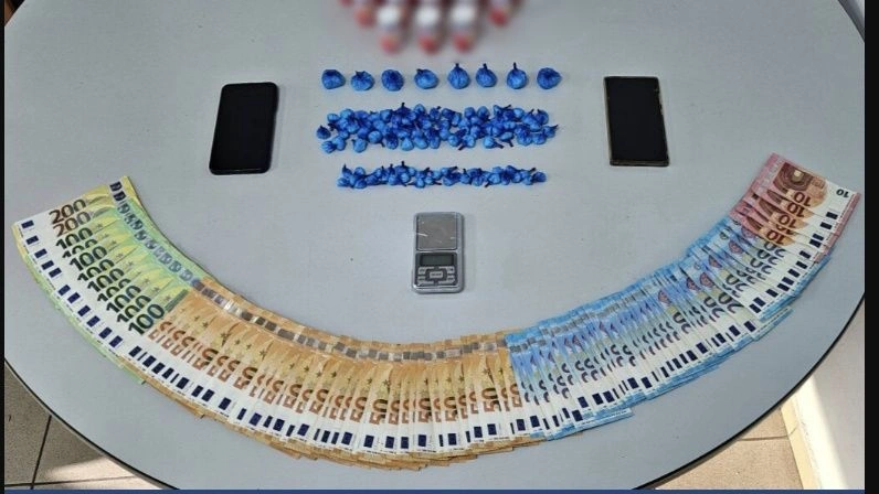 رجل يبلغ من العمر ٤١ عاماً مكبل اليدين بتهمة حيازة كميات صغيرة من الكوكايين في مدينة سالونيكي - تم القبض عليه من قبل "مكتب التحقيقات الفيدرالي اليوناني"