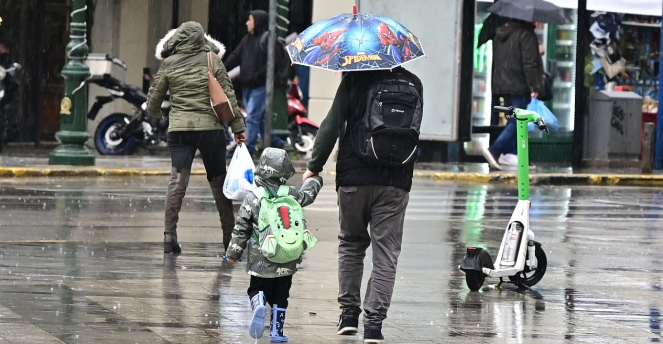 تلقت إدارة الإطفاء عشرات المكالمات في المناطق الثلاث الأكثر هطولاً للأمطار في أتيكا