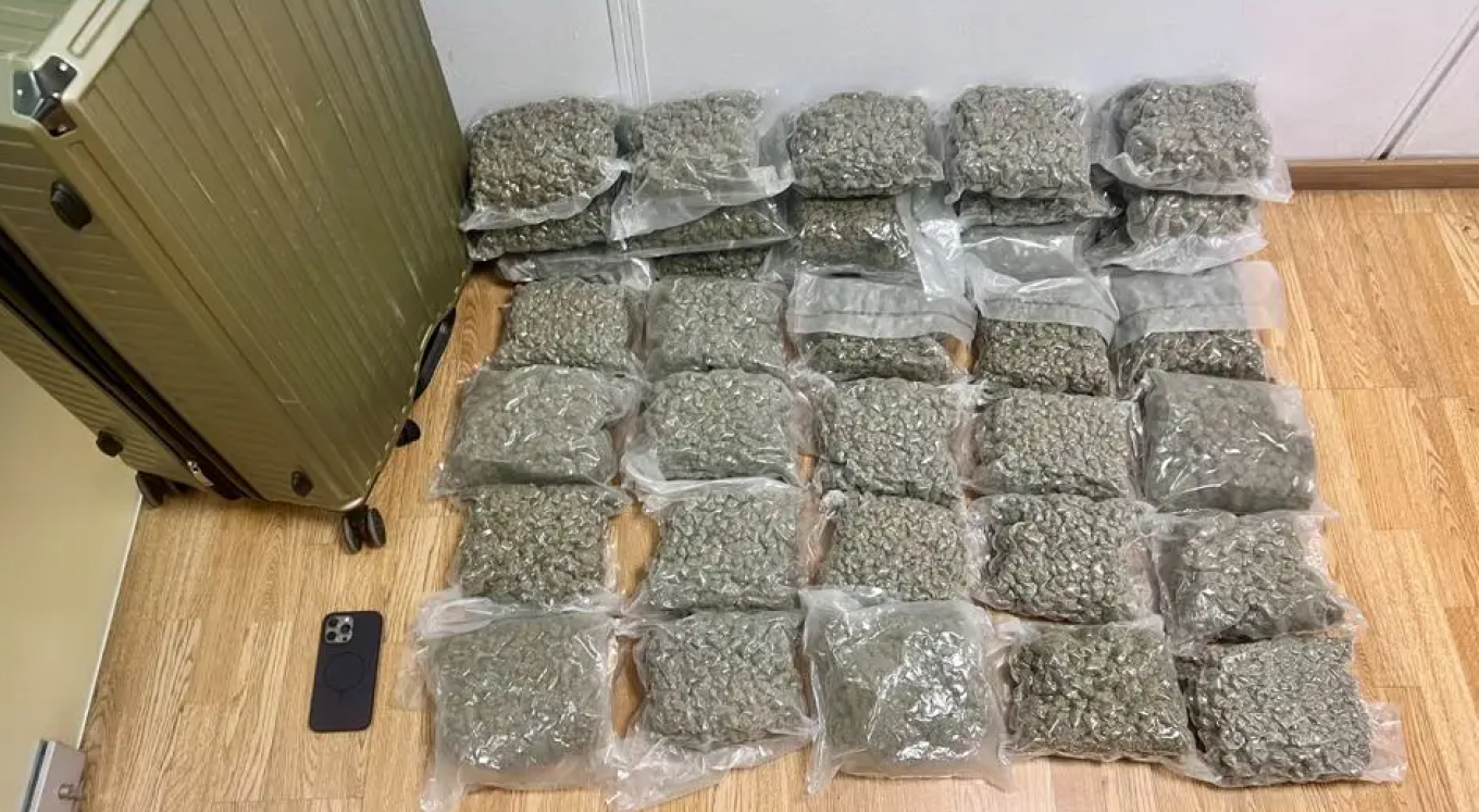 حاول شاب يبلغ من العمر ٢١ عامًا تهريب ١٨ كيلوغرامًا من القنب في حقيبته عبر مطار "إل. فينيزيلوس"