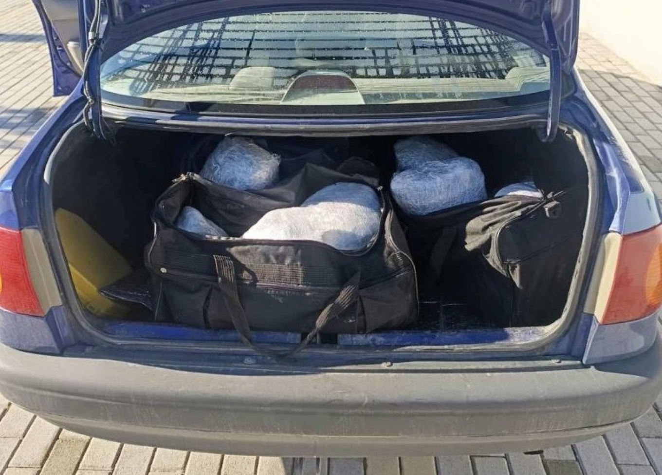 العثور على ٢٨ كيلوغراماً من القنب في صندوق سيارة في كاستوريا و أُلقي القبض على ثلاثة أشخاص