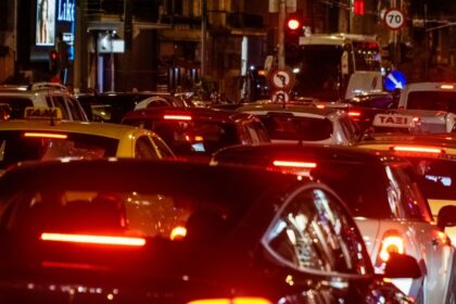 حركة المرور في كيفيسوس و وسط أثينا متوقفة بسبب الازدحام مع وجود تأخيرات على طريق كيفيسوس و طريق أتيكي أودوس