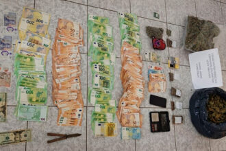 تم القبض على طالب يبلغ من العمر 17 عامًا بتهمة تعاطي المخدرات في مدرسة في أجيوس نيكولاوس