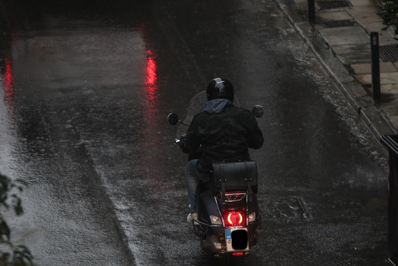 أكثر من ١٠٠٠ مخالفة في اليونان لعدم ارتداء الخوذة في أسبوع واحد