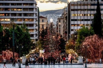 مواعيد عمل المتاجر خلال عطلة عيد الميلاد ٢٠٢٥: أيام الأحد التي ستكون فيها المتاجر مفتوحة و مواعيد عمل مراكز التسوق